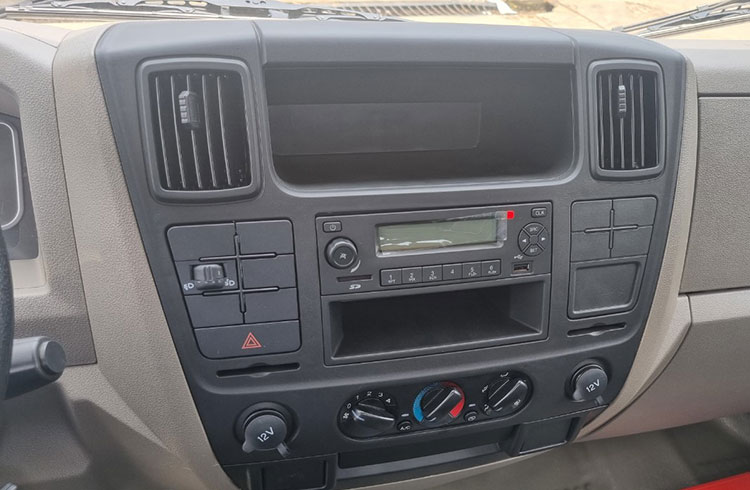 Bảng điều khiển trung tâm của xe tải IZ65